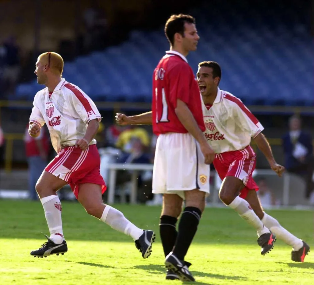 Así celebró Cristián Montecinos ante el Manchester United el 6 de enero del 2000 en el mítico estadio Maracaná. (Credit: Ross Kinnaird/ALLSPORT).