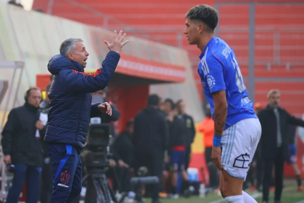 Gustavo Álvarez tuvo que escuchar las explicaciones de la dirigencia. Foto: Dragomir Yankovic/Photosport