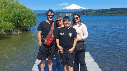 Camilo Pino junto a su familia en el sur de Chile