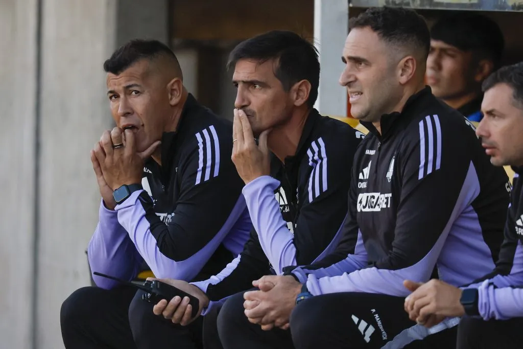 Jorge Almirón cambió todo en Colo Colo y lo está pagando muy caro. Foto: Photosport.