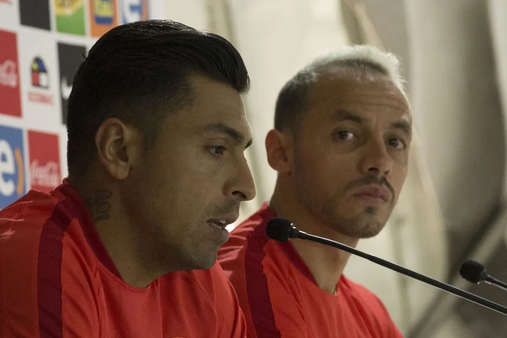 Gonzalo Jara dio las razones por la que algunos jugadores no llegaron a la comida del Chile campeón de América, pero nada sobre Marcelo Díaz, Charles Aránguiz y Johnny Herrera. Foto: Photosport.