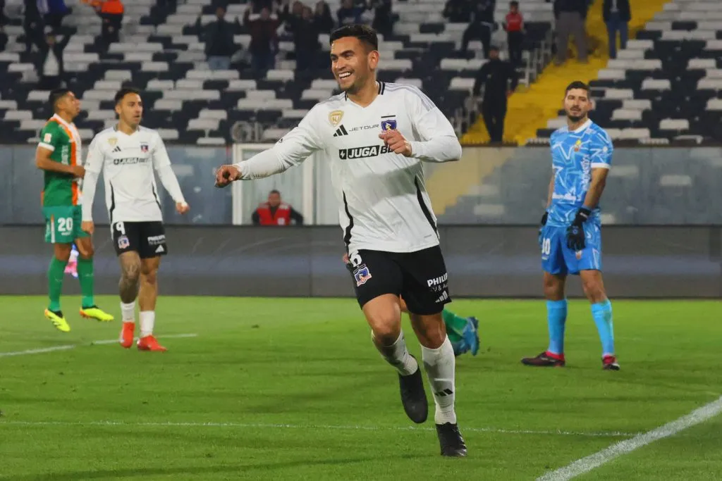 Sebastián Vegas es el apuntado por Johnny Herrera. Foto: Dragomir Yankovic/Photosport