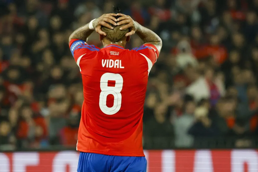Chile paga muy caro el quedar fuera del Mundial y la FIFA se lo hace notar. Foto: Photosport.