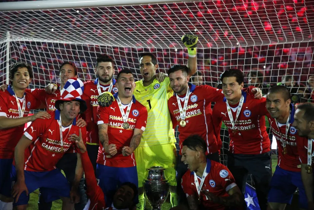 Paulo Garcés y la Roja festejan el título. (Andrés Piña/Photosport).