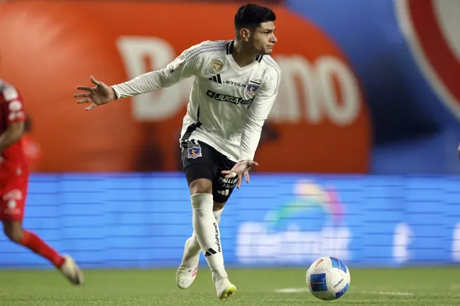 Claudio Aquino en acción por Colo Colo ante Unión La Calera. (Andres Pina/Photosport).