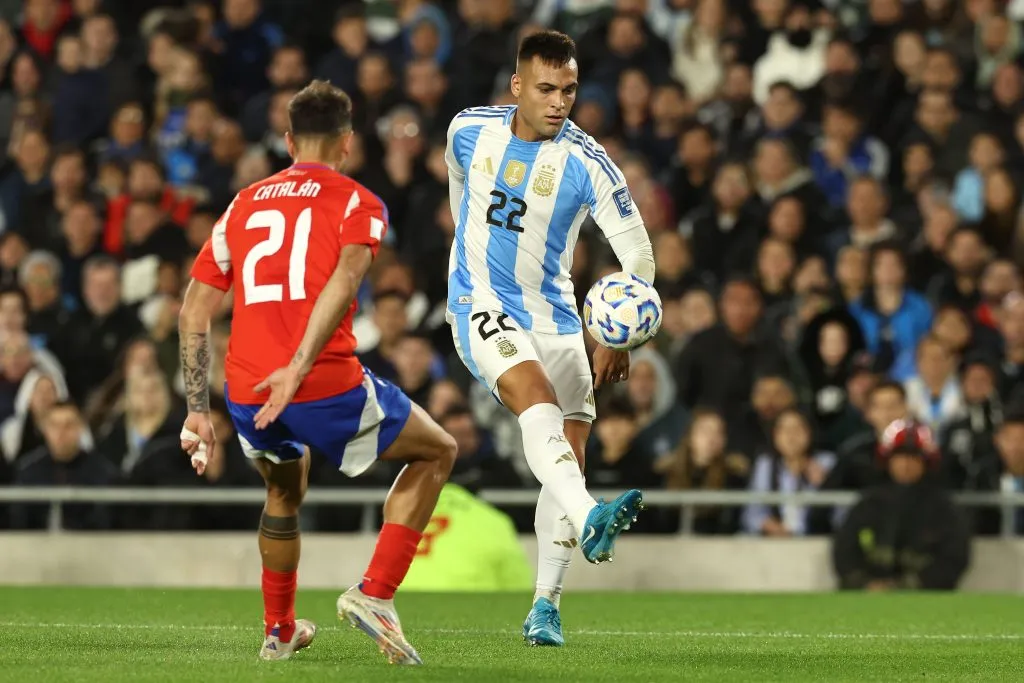 Matías Catalán marca a Lautaro Martínez en la Copa América 2024. (Alejandro Pagni/Photosport).