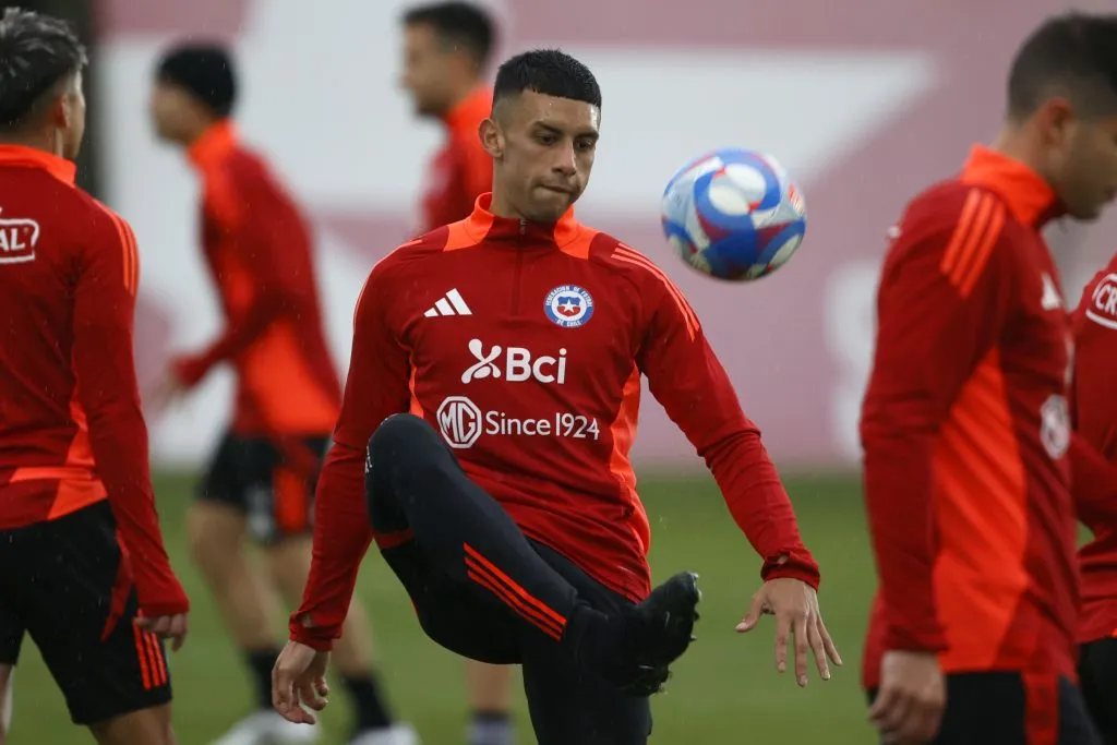 Ulises Ortegoza en una práctica de la selección chilena. (Dragomir Yankovic/Photosport