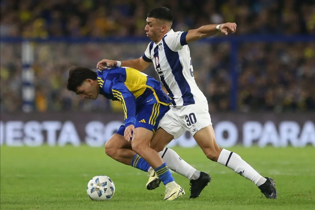 Ulises Ortegoza marca a Vicente Taborda en un partido de Talleres contra Boca. (Daniel Jayo/Getty Images).