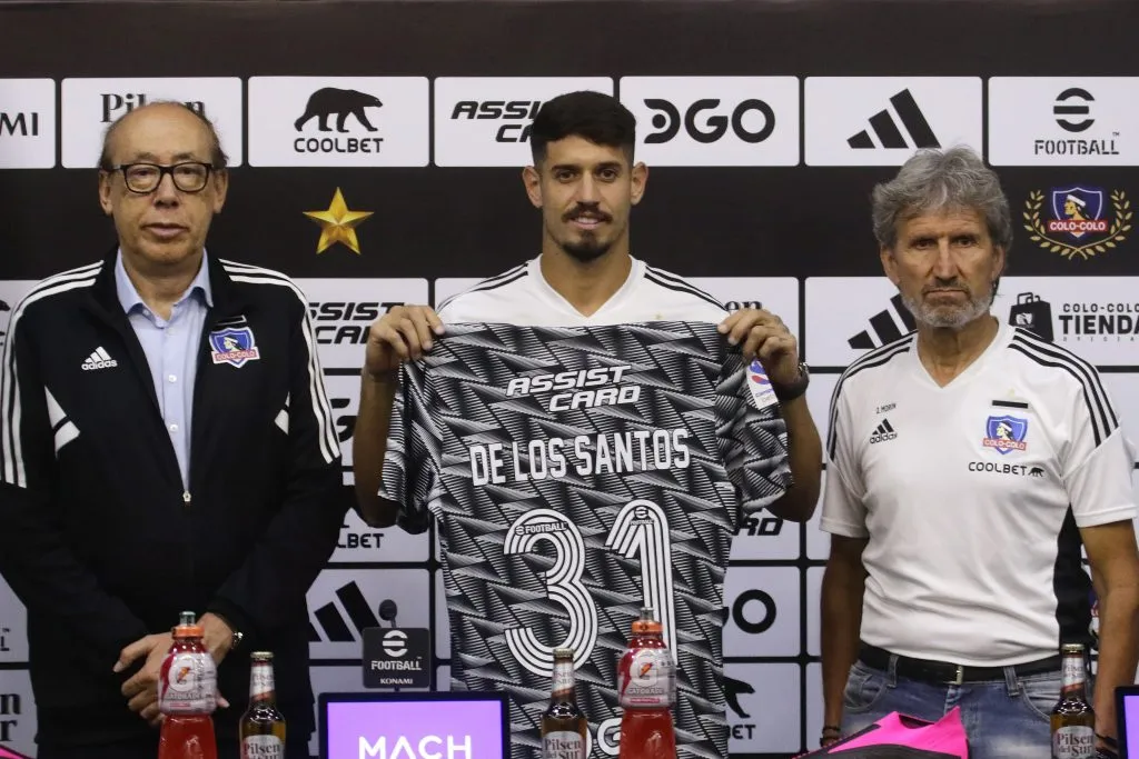 Matías de los Santos fue presentado en Colo Colo por Daniel Morón y Alfredo Stöhwing. (Javier Salvo/Photosport).