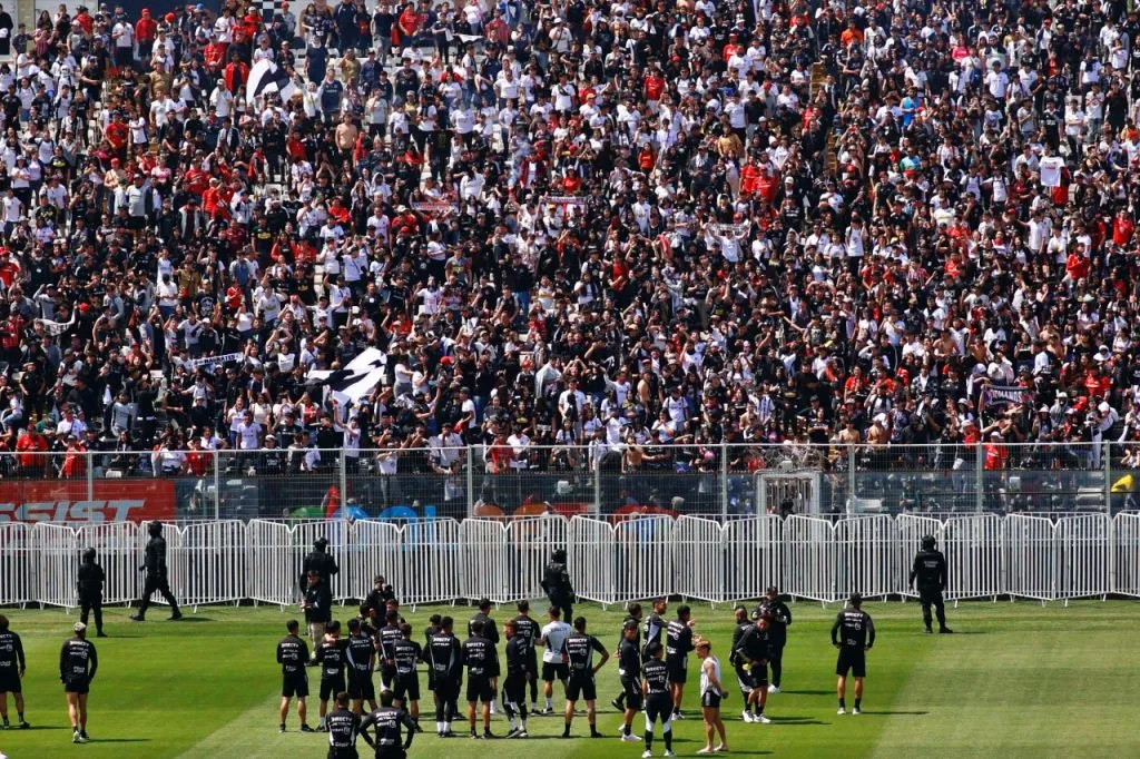 El arengazo, la forma en que el hincha de Colo Colo apoya a su plantel para un clásico (Photosport)