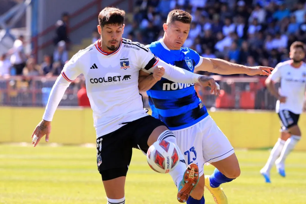 Matías de los Santos ante Cris Martínez en uno de los siete partidos que jugó en Colo Colo. (Marco Vazquez/Photosport).