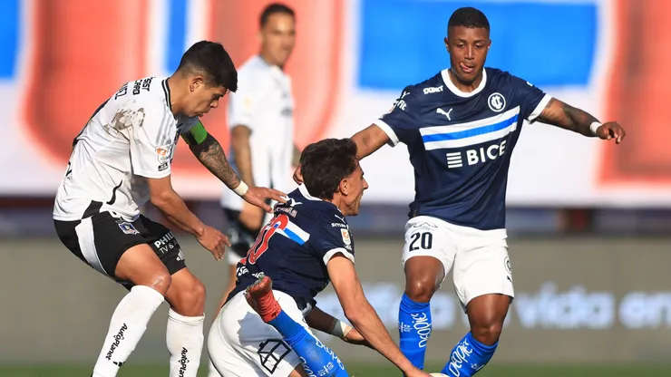 Esteban Pavez ante Universidad Católica.