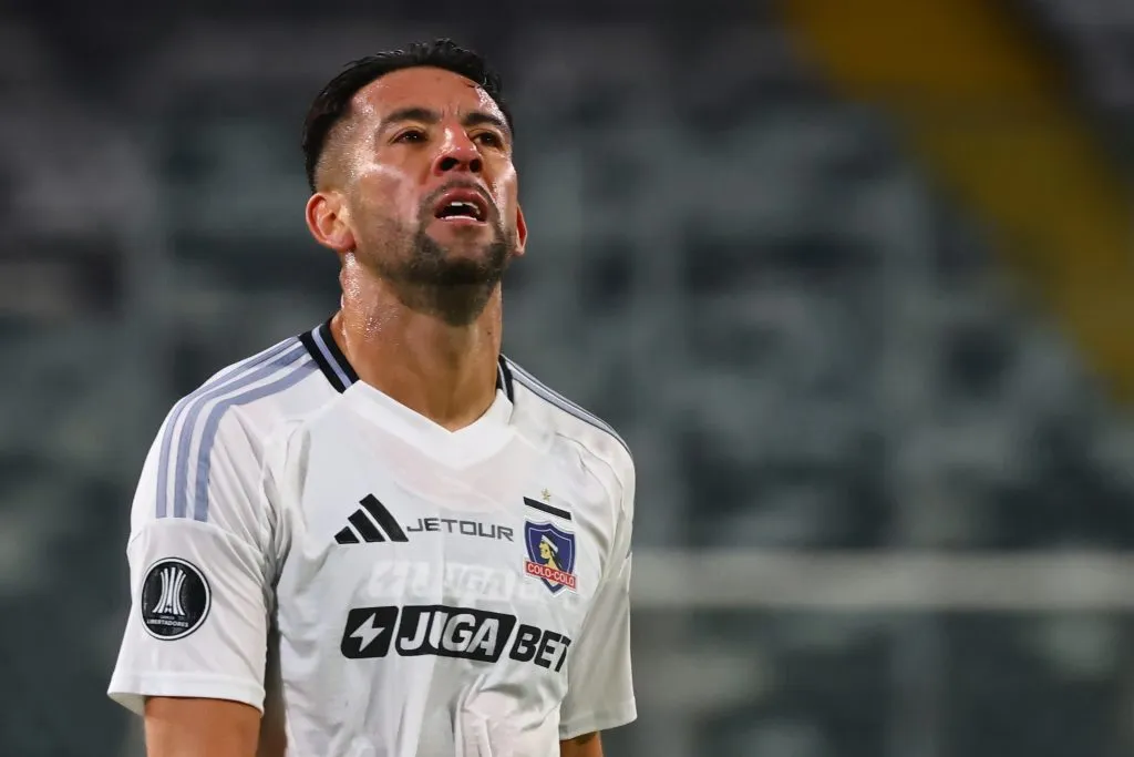 Mauricio Isla no logró recuperarse de sus molestias y es baja en Colo Colo para el Superclásico. Foto: Photosport.