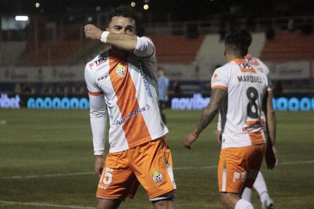 Vicente Fernández celebra el gol que convirtió en Cobresal. (Oscar Tello/Photosport).