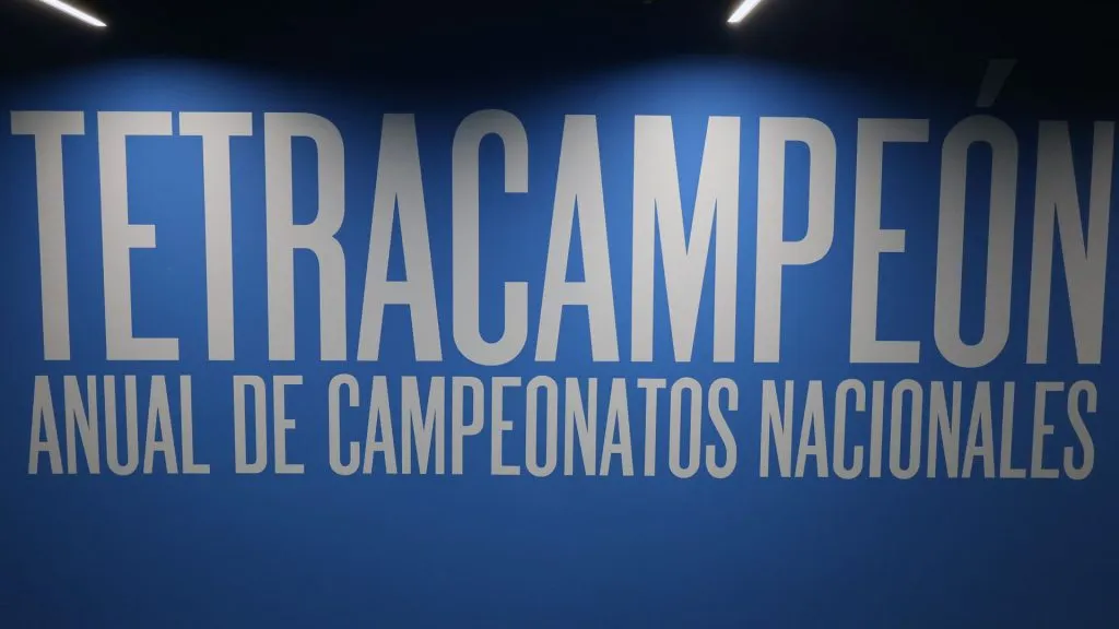 El mural con que Universidad Católica recuerda su histórico tetracampeonato. | Foto: Cruzados.