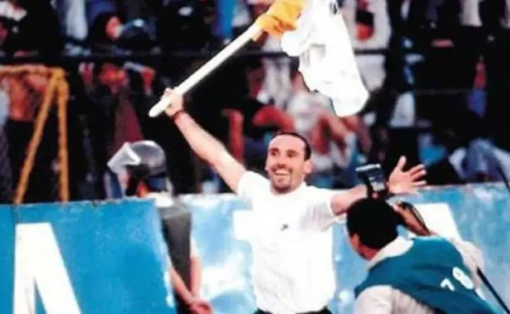 El recordado festejo de Espina con el banderín, en el Estadio Nacional