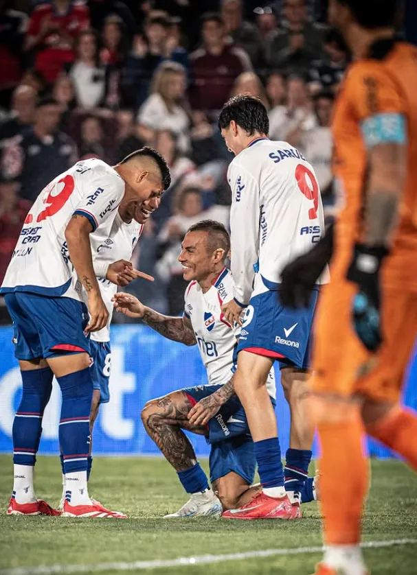 Gonzalo Petit celebra junto a Eduardo Vargas uno de los dos goles del chileno en Nacional. (Foto: Instagram).