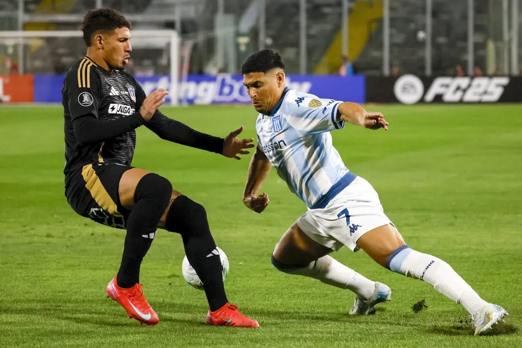 Maxi Salas enfrenta a Alan Saldivia en la Copa Libertadores. (Andres Pina/Photosport)