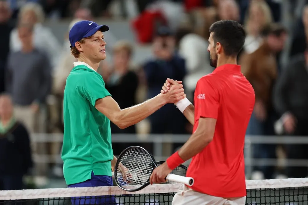 Jannik Sinner y Novak Djokovic en Roland Garros 2025 (Getty Images).