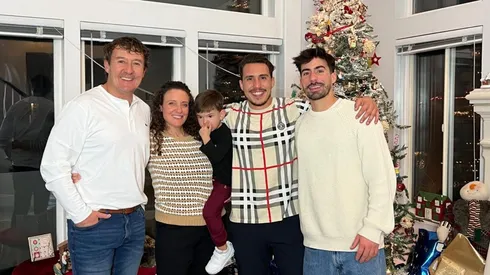 Fito Ovalle junto a su esposa y a sus tres hijos, en una linda postal