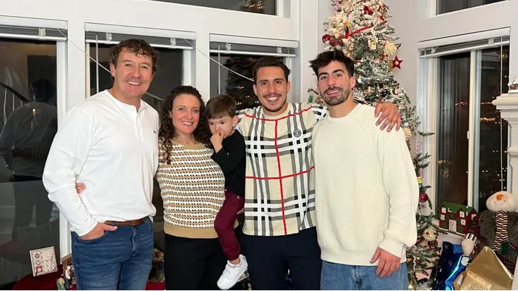 Fito Ovalle junto a su esposa y a sus tres hijos, en una linda postal