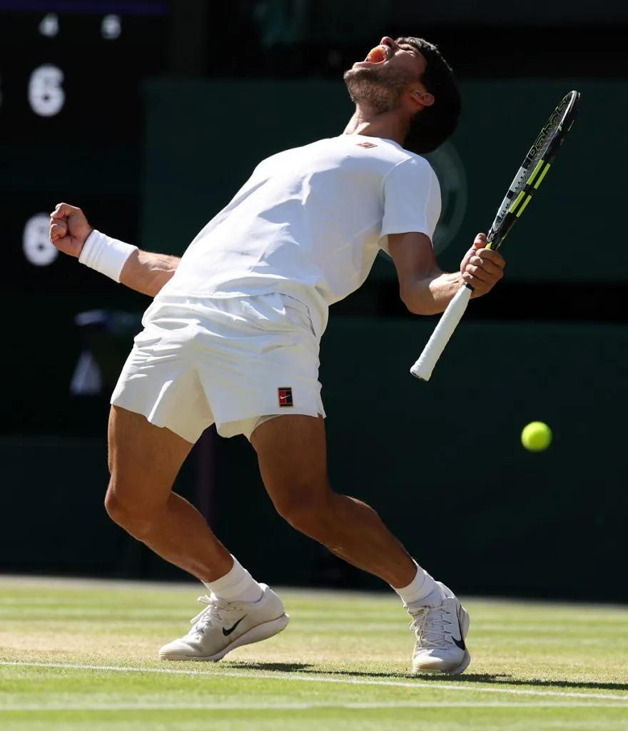 Carlos Alcaraz celebra su paso a la final de Wimbledon (Getty Images).