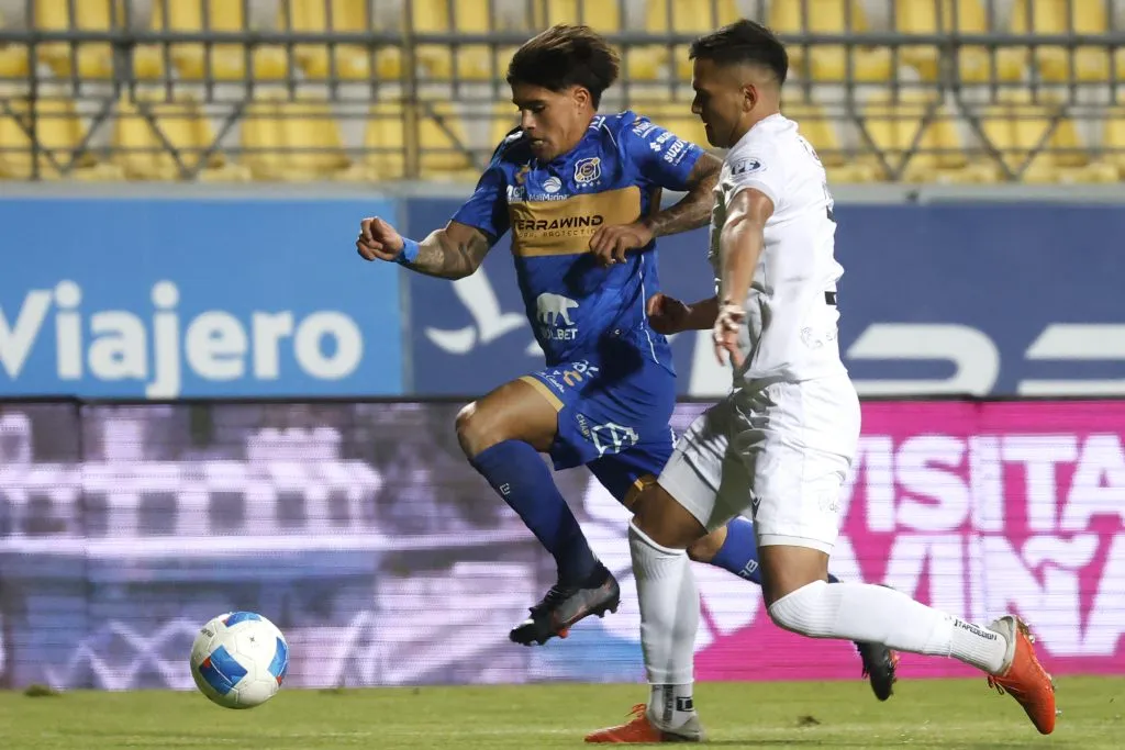 Alan Medina en acción en la Liga de Primera. (Sebastian Cisternas/Photosport)