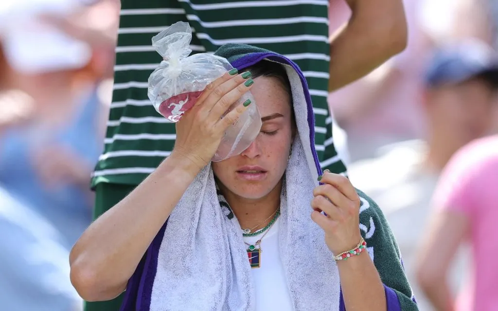 Aryna Sabalenka sostiene hielo en su cabeza y se cubre con una toalla en Wimbledon (Getty Images).