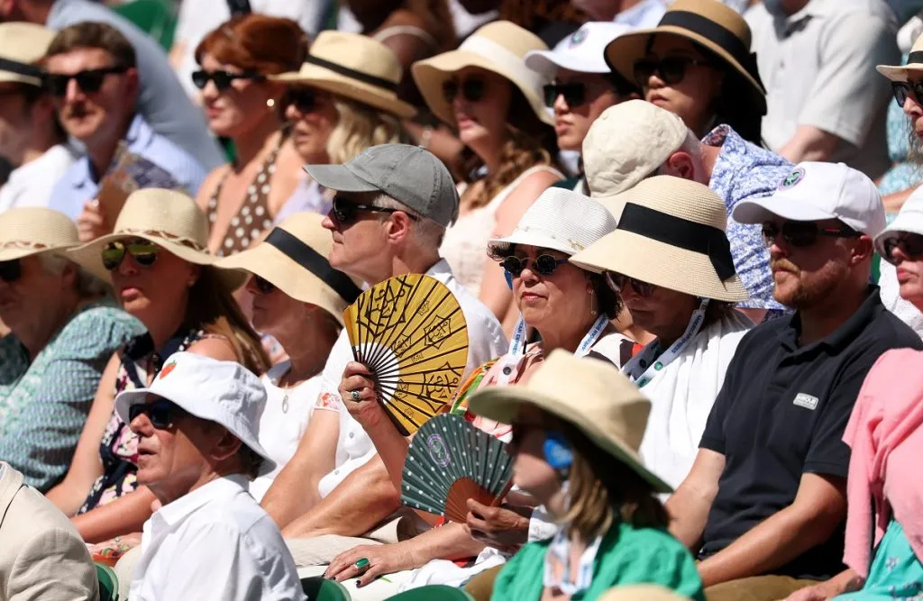 El público de Wimbledon sufre con el calor (Getty Images).