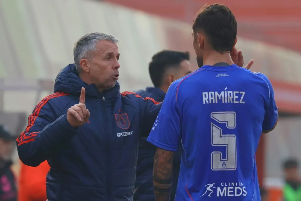 Gustavo Álvarez y Nicolás Ramírez en el duelo ante Unión Española. (Dragomir Yankovic/Photosport).