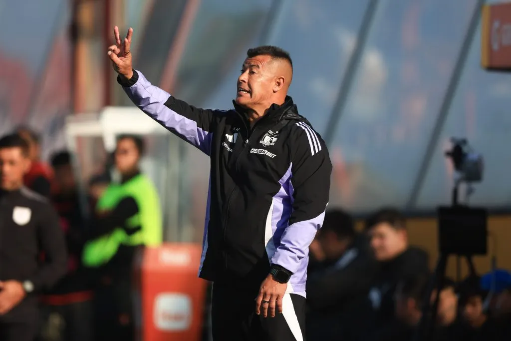 Jorge Almirón da indicaciones ante la Universidad Católica. (Felipe Zanca/Photosport).