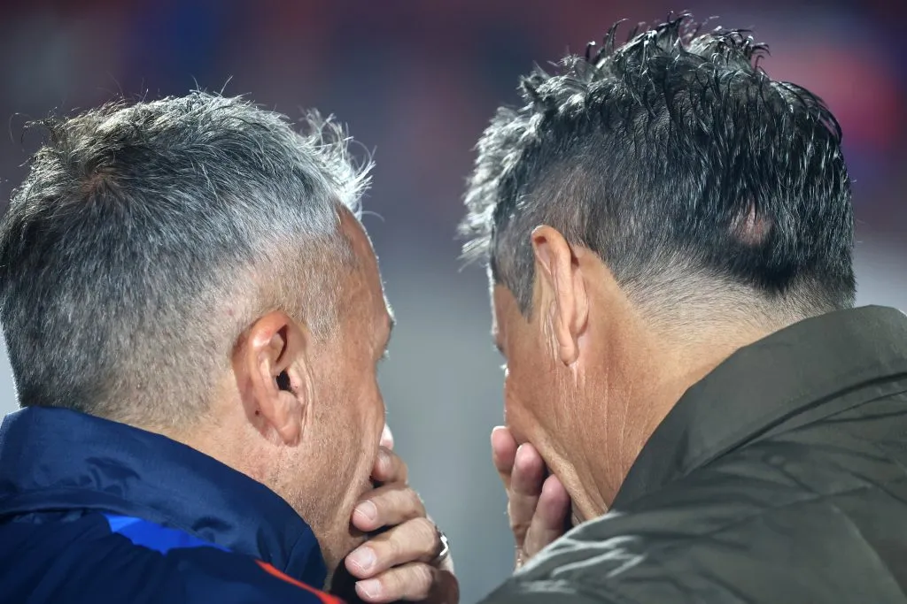 Héctor Almandoz no seguirá como DT de Curicó Unido.  Jonnathan Oyarzun/Photosport