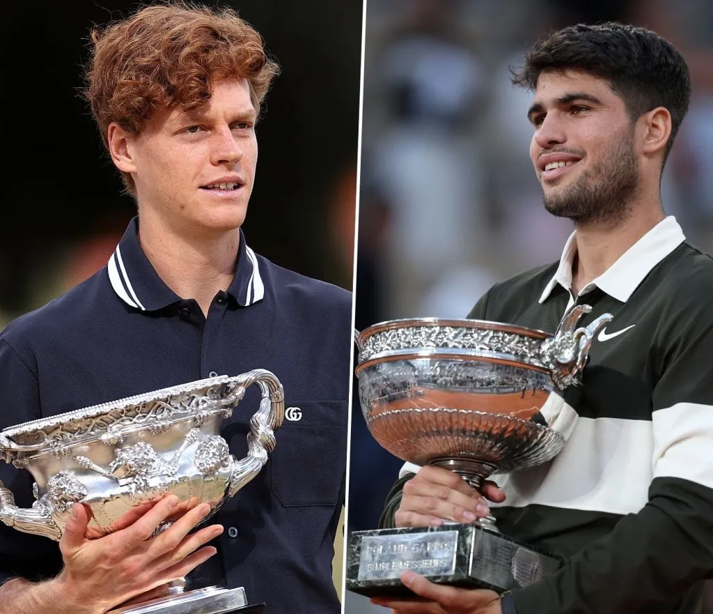 Jannik Sinner con el trofeo del Australian Open y Carlos Alcaraz con el trofeo de Roland Garros (Getty Images).