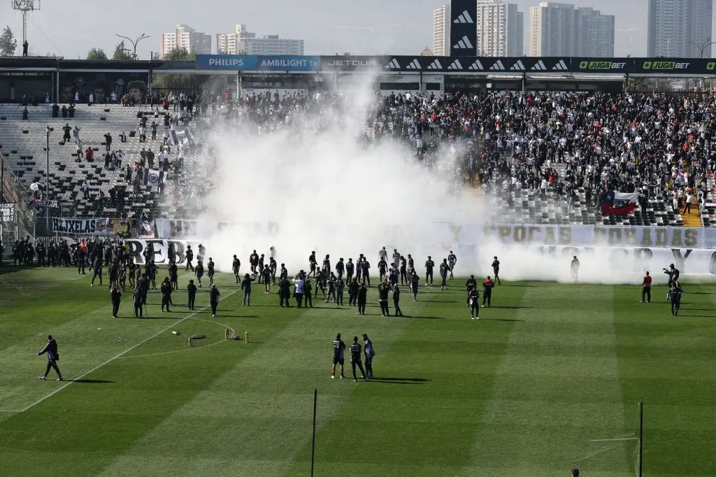 En Radio ADN criticaron saludos muy cordiales entre barristas de Colo Colo y funcionarios del Cacique en el arengazo.