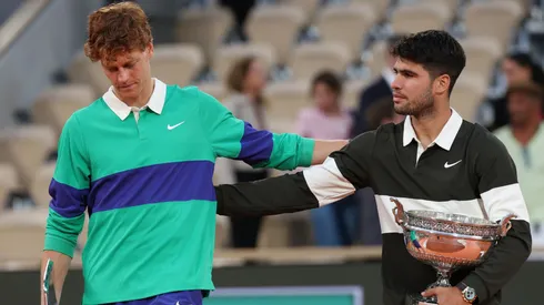Jannik Sinner y Carlos Alcaraz tras la victoria del español en Roland Garros