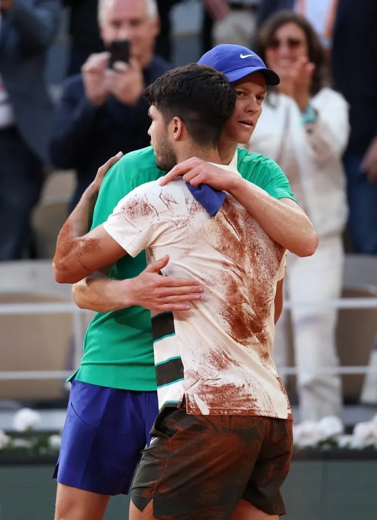 Jannik Sinner y Carlos Alcaraz tras la victoria del español en Roland Garros (Getty Images).
