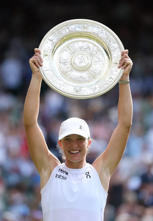 Iga Swiatek levanta el trofeo tras su victoria contra Amanda Anisimova en Wimbledon (Getty Images)