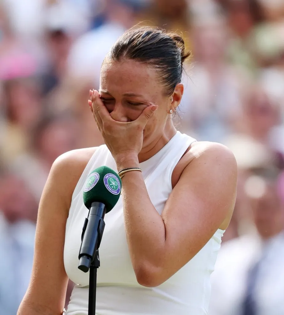 Amanda Anisimova llora tras perder la final de WImbledon ante Iga Swiatek (Getty Images).