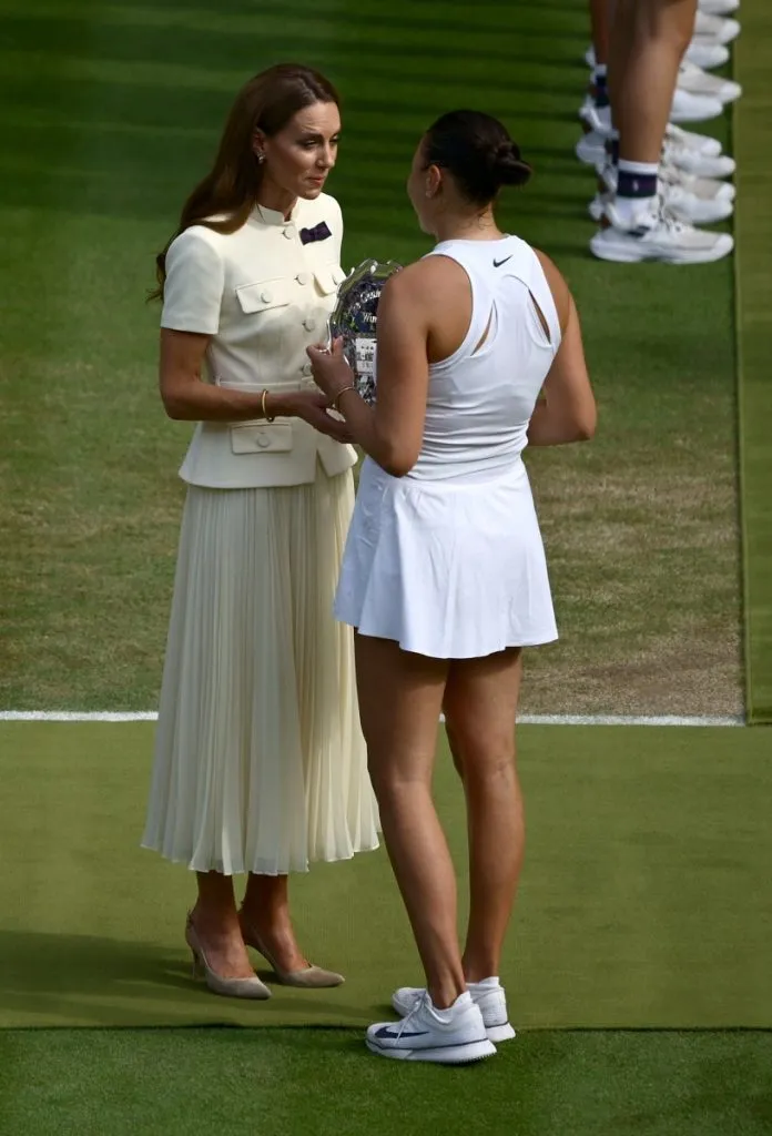 Kate, Princesa de Gales, entrega el trofeo de subcampeona a Amanda Anisimova en Wimbledon (Getty Images).