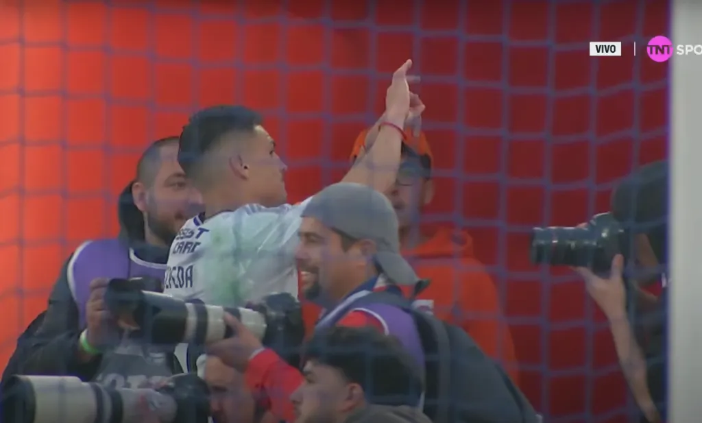 El segundo gesto de Lucas Cepeda. Captura TNT Sports.