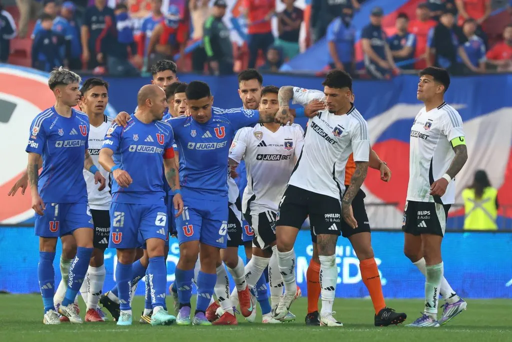 El capitán de Universidad de Chile logró que Esteban Pavez también se fuese expulsado en el Superclásico. | Foto: Photosport.