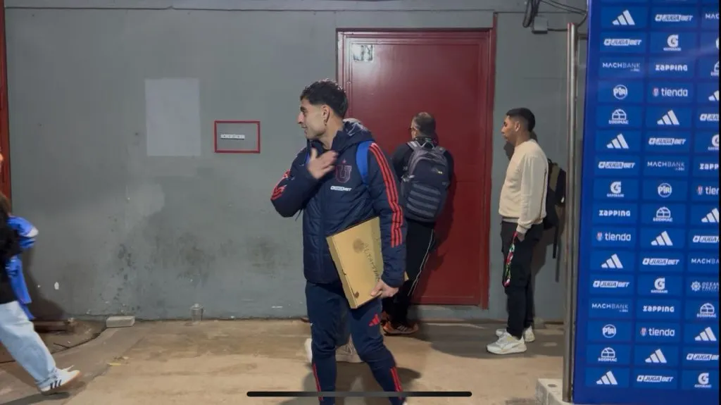 Javier Altamirano con su caja de pizza tras el  triunfo de U de Chile. Foto: Redgol.