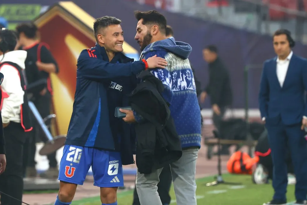 Todos querían una foto con Charles Aránguiz, incluso Johnny Herrera que estaba en TNT Sports. Foto: Jonnathan Oyarzun/Photosport