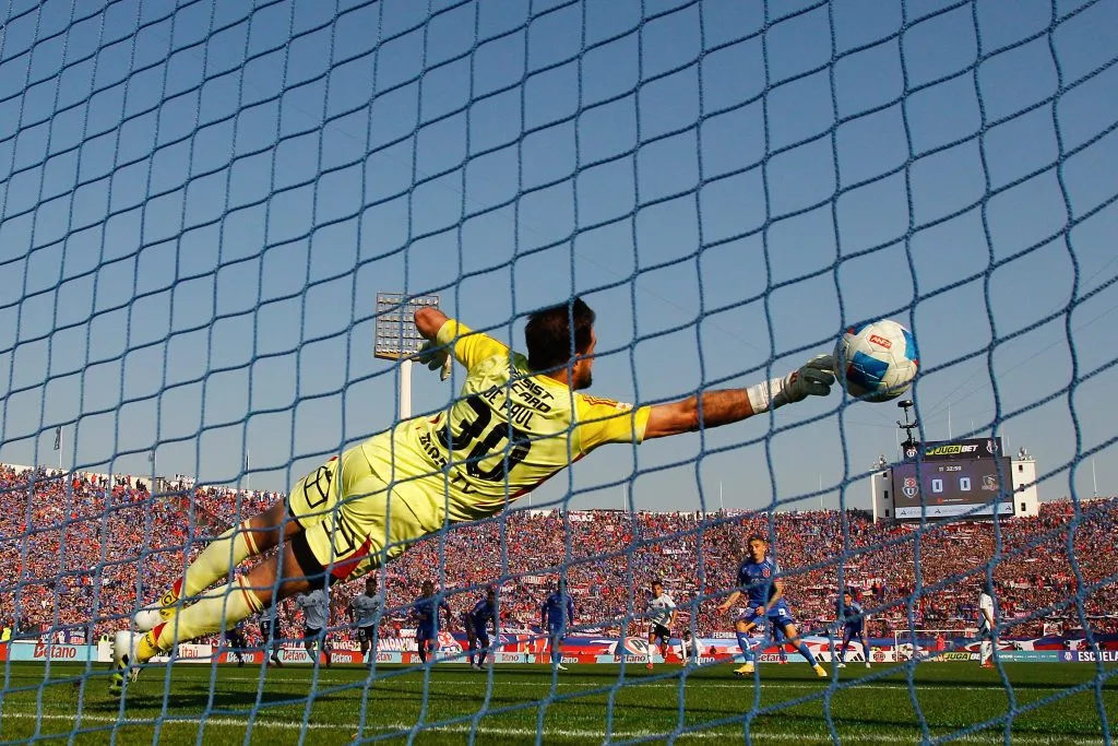 Charles Aránguiz marcó dos penales en el Superclásico. Foto: Felipe Zanca/Photosport