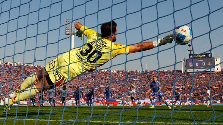 Charles Aránguiz anotó uno de los tres penales del Superclásico 197.