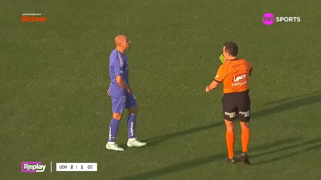 El momento en que Marcelo Díaz hace el gesto a jugador de Colo Colo (Captura)