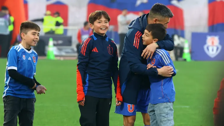 Charles Aránguiz comparte con su hijo y los de los compañeros en la U.