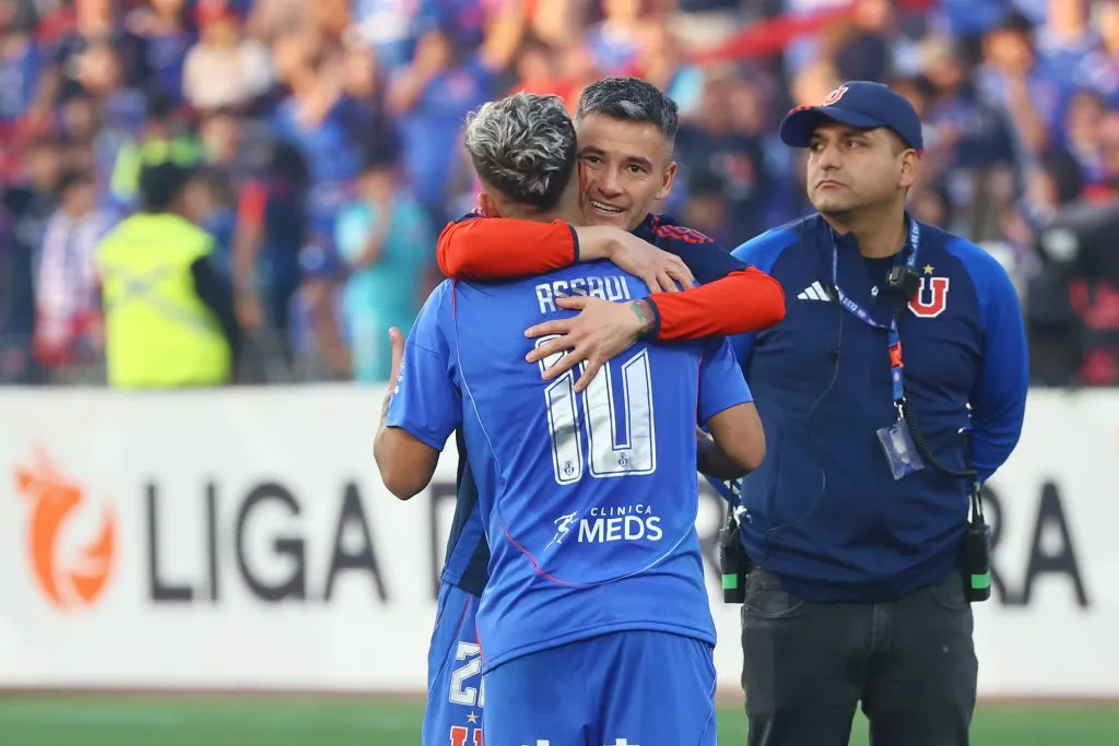 Lucas Assadi también tiene el cariño de Charles Aránguiz que lo cuida en la U. Foto: Jonnathan Oyarzun/Photosport