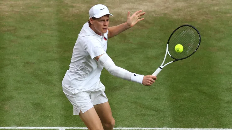 Jannik Sinner vence a Carlos Alcaraz y gana Wimbledon por primera vez.