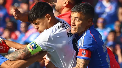 Hinchas de la U aplauden a Aránguiz: supuestamente Pavez quiso chocar al lesionado Ramírez y Charles lo evitó.